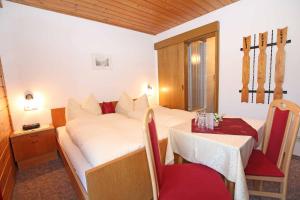 A bed or beds in a room at Pension Delacher