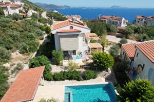 - une vue aérienne sur une maison avec une piscine dans l'établissement Sea Garden, à Kaş