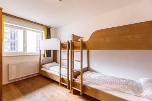 Łóżko lub łóżka w pokoju w obiekcie Almresort Gartnerkofel Nassfeld