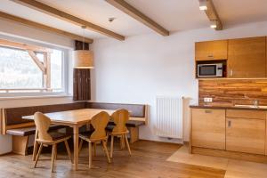 Kuchnia lub aneks kuchenny w obiekcie Almresort Gartnerkofel Nassfeld