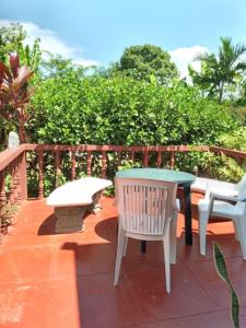 un patio con mesa y sillas en una terraza en BONI CHATEAU VACATION SPOT is a One Bedroom Self-contained Apartment For Travelers Needing To Be In Tune With Nature, en Discovery Bay