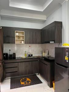 A kitchen or kitchenette at DRW Family House
