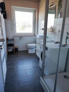 Koupelna v ubytování ☆ Like @ home *☆ moderne Wohnung in Oberottmarshausen ☆ Netflix