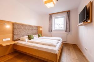 Łóżko lub łóżka w pokoju w obiekcie Almresort Gartnerkofel Nassfeld