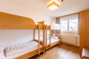 Łóżko lub łóżka w pokoju w obiekcie Almresort Gartnerkofel Nassfeld