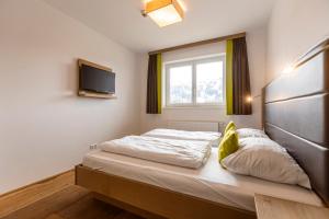 Łóżko lub łóżka w pokoju w obiekcie Almresort Gartnerkofel Nassfeld