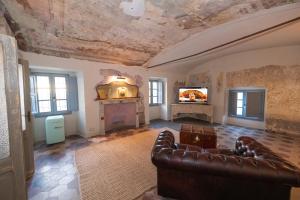 TV a/nebo společenská místnost v ubytování Palazzo Boyl 1840