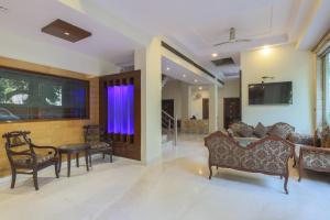 TV a/nebo společenská místnost v ubytování Hotel Blessings On road Near New Delhi Railway Station Renovated 2025 May