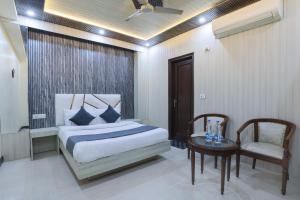 A bed or beds in a room at Hotel Blessings On road Near New Delhi Railway Station