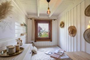ein kleines Zimmer mit einem Tisch und einem Fenster in der Unterkunft Ferienhaus - Almhütte No2 in Ulrichstein