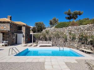 een zwembad voor een stenen muur bij Magical Crete Villa| Villa Giorgos | Beautiful Sea & Landmark views | Terrace & Private Pool | 2 Bedrooms | Agia Galini in Agia Galini