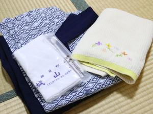 dos toallas sentadas una al lado de la otra en una mesa en Shiroyamasou, en Asahi