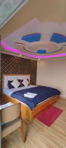 - une chambre avec un lit dans une pièce dotée d'un plafond dans l'établissement Paradise Point Hotel & Restro, à Darjeeling
