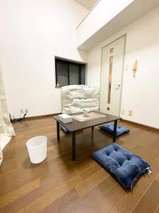 福岡市にあるGest Residence Hakata Tenjin self check inのリビングルーム(コーヒーテーブル、ソファ付)
