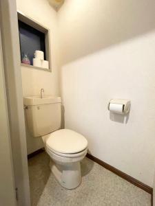 福岡市にあるGest Residence Hakata Tenjin self check inのバスルーム(白いトイレ、窓付)