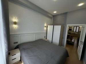 - une chambre avec un lit et un miroir mural dans l'établissement GS Premium, à Erevan
