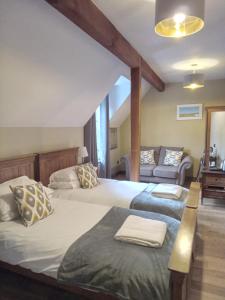 - une chambre avec deux lits et un canapé dans l'établissement Lime Tree Hotel, à Fort William