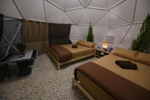 a room with two beds in a dome tent at Gold Crest Cameron Highlands in Tanah Rata