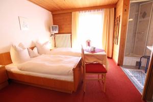 A bed or beds in a room at Pension Delacher