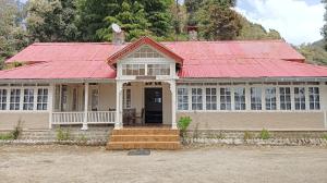 a red roofed house with a red roof at Tansy Cottage in Dalhousie