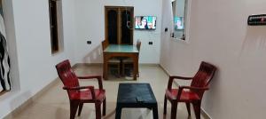 due sedie e un tavolo in una stanza di Bibgyor home stay a Bekal