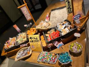 una mesa con un montón de diferentes tipos de comida en Hanasuishou en Fuefuki