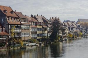 Výhled na řeku, která protéká v blízkosti hotelu