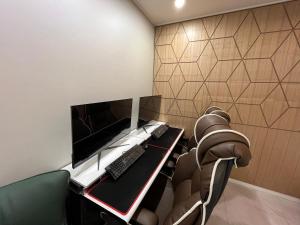 En TV eller et underholdningssystem på Carlton Hotel Bupyeong