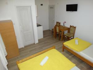 una pequeña sala de estar con cama y mesa. en Vila Jenic en Soko Banja