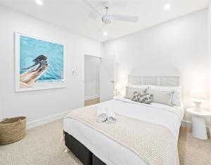 - une chambre avec un lit king-size et une photo d'un oiseau dans l'établissement Peach at Palm View Collective, à Sydney