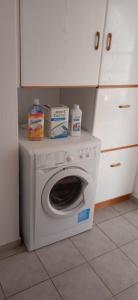 a washer and dryer in a kitchen with at Villa Sis in Aïdhónia
