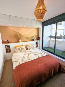 1 dormitorio con cama grande y ventana grande en Maison paisible Jardin & Jacuzzi à 500m de Paris, en Pantin