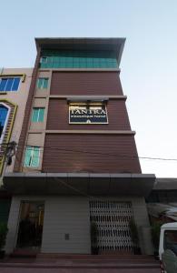 Un edificio alto con un cartel. en TANTRA BOUTIQUE HOTEL, en Imphal