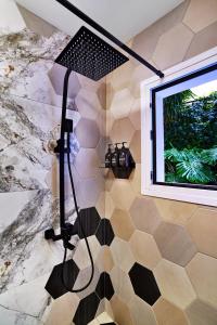 W łazience z podłogą wyłożoną kafelkami znajduje się prysznic. w obiekcie Five Seasons Alimos w Atenach