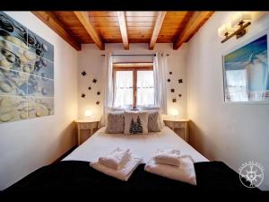 1 dormitorio con 1 cama con 2 toallas en ESQUIRÓS de Alma de Nieve, en Bagergue