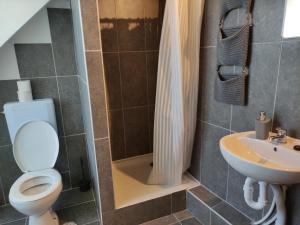 A bathroom at Bristol Apartments