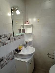 uma casa de banho com um lavatório e um espelho em Chergata Guest House em Zheglitsa