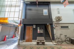 Mynd úr myndasafni af 梅田まで電車で5分 1フロア貸切 駅徒歩3分 2024年フルリフォーム 建物3階 í Osaka