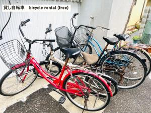3 biciclette sono parcheggiate accanto a un edificio di TAKIO Guesthouse - Vacation STAY 11604v a Higashiosaka