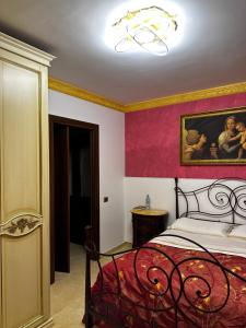 ドンナルカータにあるCasa da Francescoのベッドルーム1室(ベッド1台付)が備わります。壁には絵画が飾られています。