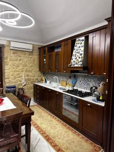 ドンナルカータにあるCasa da Francescoの木製キャビネットとテーブル付きの広いキッチンが備わります。