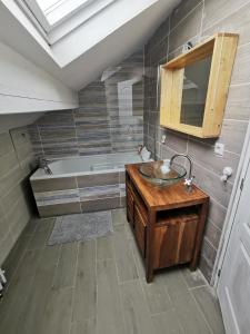 y baño con lavabo y bañera. en Bouvet Vincent, en Saint-Cyr-en-Val