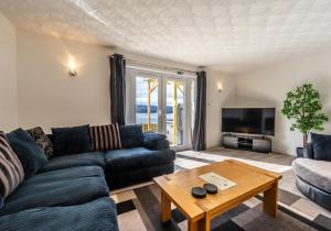 Ruang duduk di Loch Ness Cottage