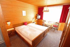 A bed or beds in a room at Pension Delacher