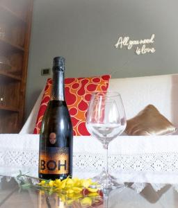 een fles wijn en een glas op een tafel bij Il Conte, Alloggio romantico per Coppie + Piscina in Serravalle Pistoiese