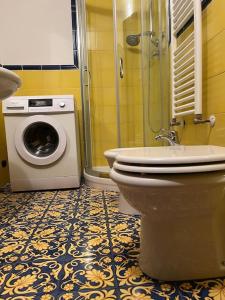 een badkamer met een toilet en een wasmachine bij Il Conte, Alloggio romantico per Coppie + Piscina in Serravalle Pistoiese