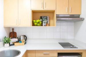 Cucina o angolo cottura di Two Adjacent King Suites with a Breezy Balcony