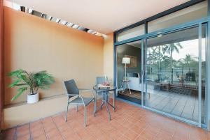 Area soggiorno di Two Adjacent King Suites with a Breezy Balcony