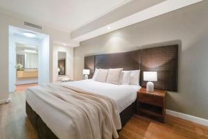 Letto o letti in una camera di Two Adjacent King Suites with a Breezy Balcony