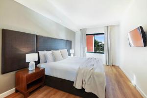 Letto o letti in una camera di Two Adjacent King Suites with a Breezy Balcony